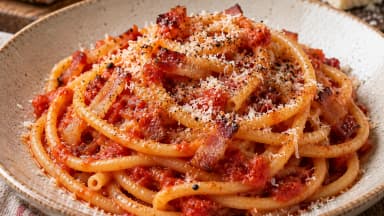 Découvrir la recette Pâtes longues à la sauce tomate, guanciale et pecorino